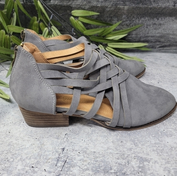 ARider Girl | Gray Strappy Criss Cross Low Heel Booties Shoes Size 7.5 - Picture 10 of 10